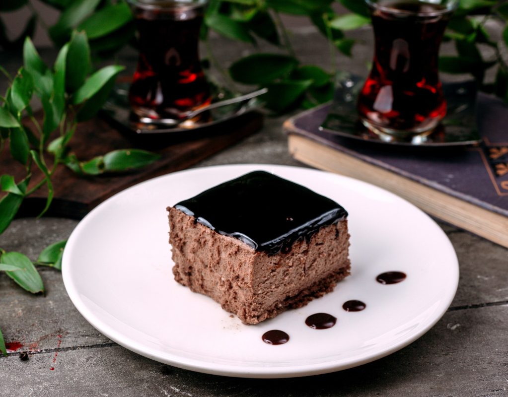 Glutensiz Çikolata Soslu Kakaolu Kek